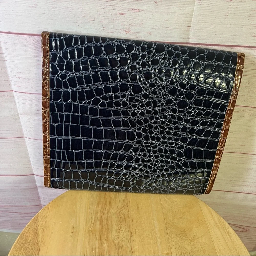 Samantha Brown trifold velcro’s